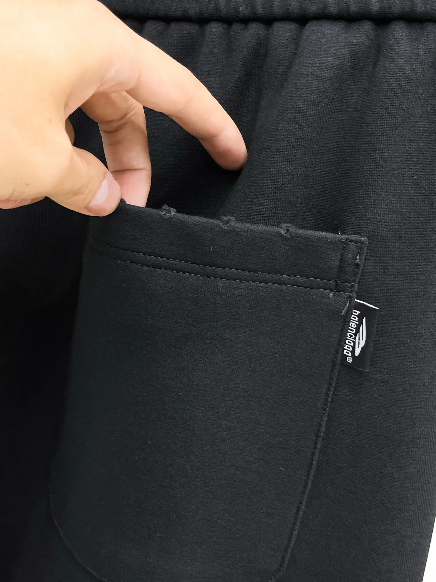 Balenciaga 🆕2026 Autumn and Winter New Arrival Casual Pants! The official website will be released simultaneously. Brand Classic LOGO casual pants, customized fabrics, excellent comfort and strong touch. Highly recognisable, perfect appearance and craftsmanship. Size:M-3XL
